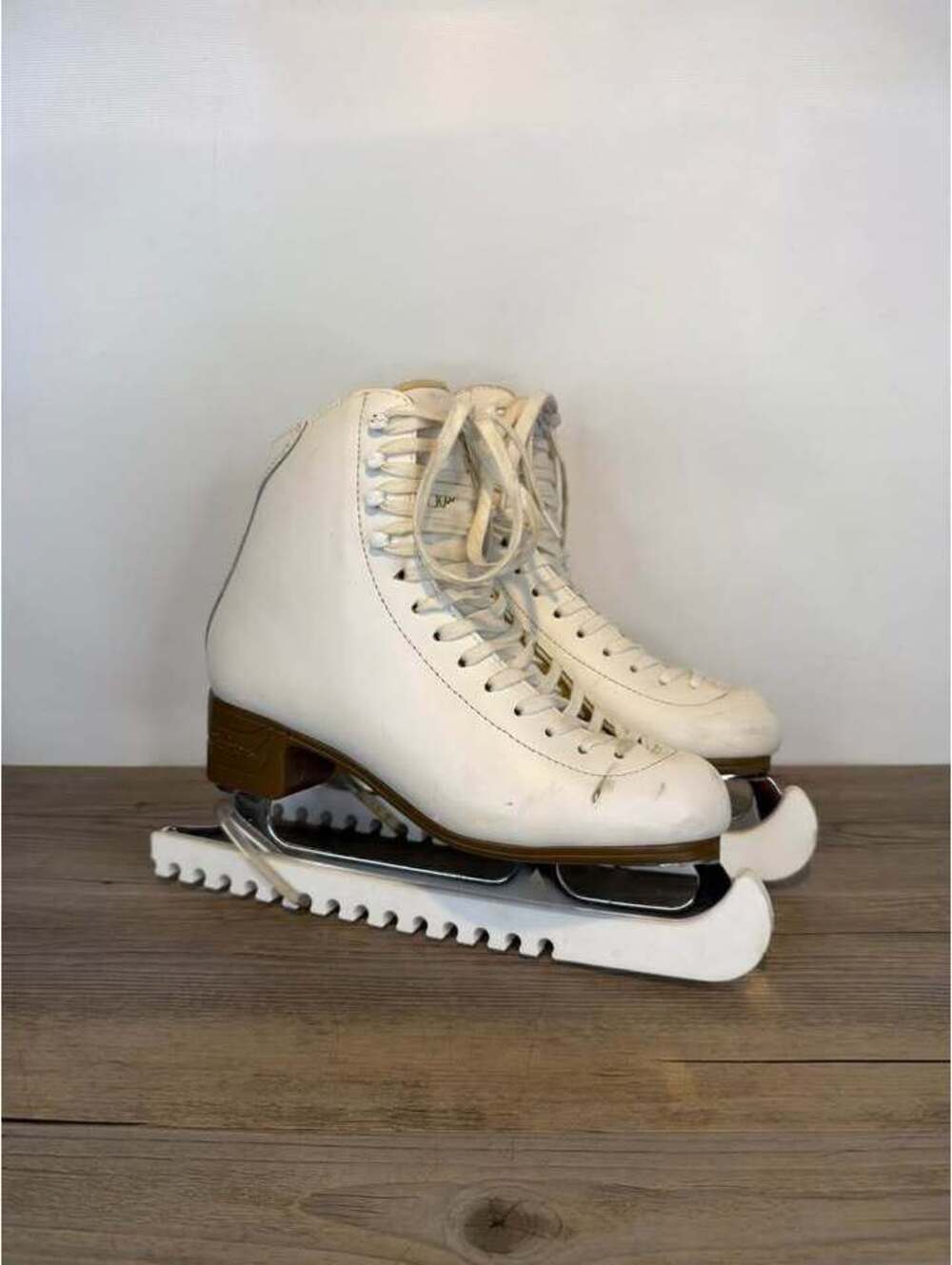 Jackson Ultima Mark IV Figure Ice Skates Size 7.5 White Steel Blades Guards